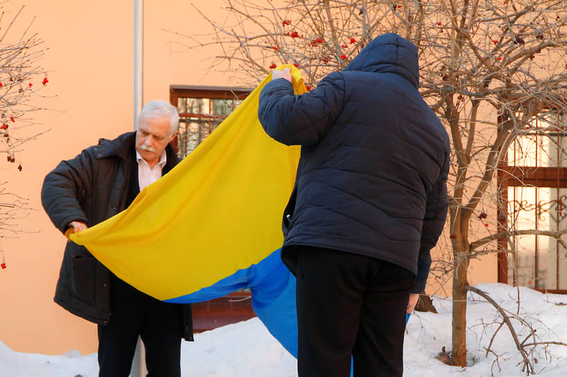 Сотрудники Генерального консульства Украины  сворачивают снятый с флагштока украинский флаг перед тем, как покинуть Россию в связи с разрывом дипломатических отношений Украины и России