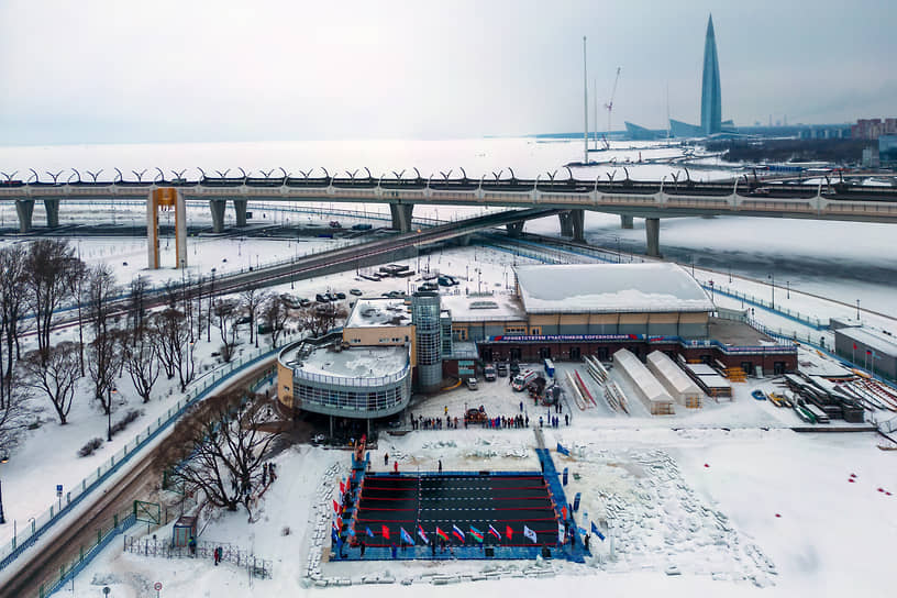 Место проведения соревнований на фоне города