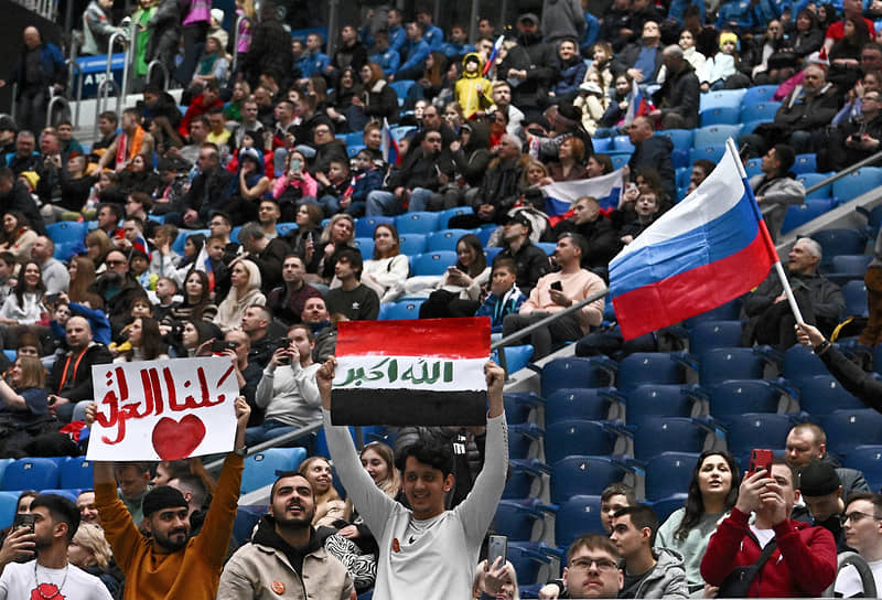 Болельщики на трибуне во время матча