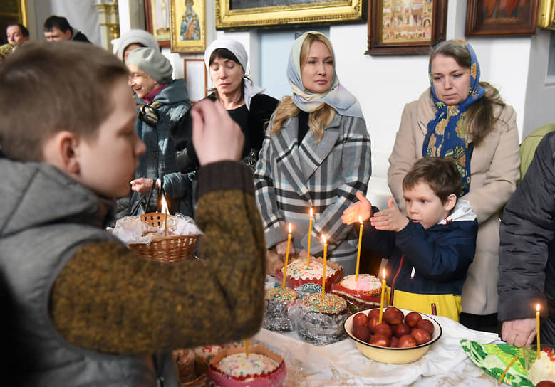 Великая Суббота. Чин освящения пасхальных куличей, яиц и пасхи в канун Светлого Христова Воскресения в Князь-Владимирском соборе. Прихожане во время освящения