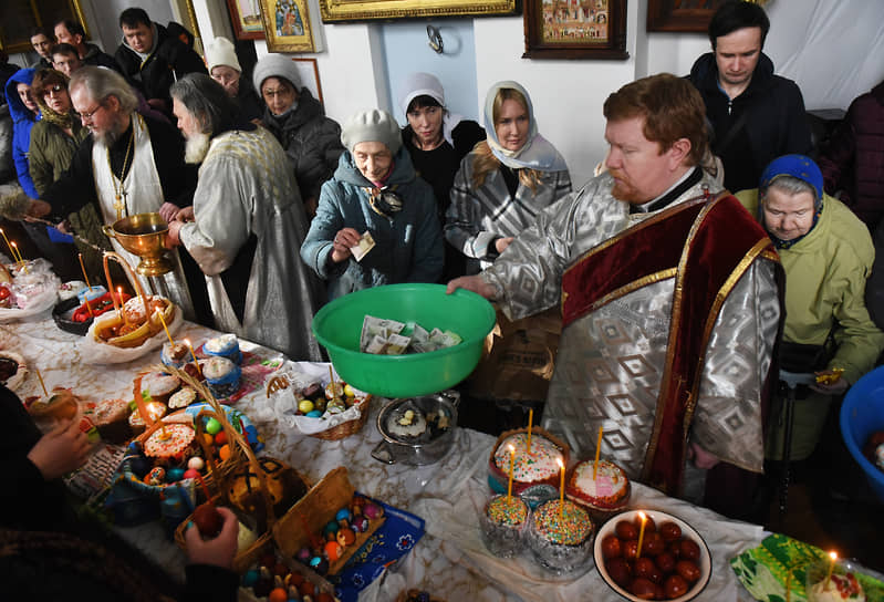 Великая Суббота. Чин освящения пасхальных куличей, яиц и пасхи в канун Светлого Христова Воскресения в Князь-Владимирском соборе. Прихожане и священнослужители во время освящения