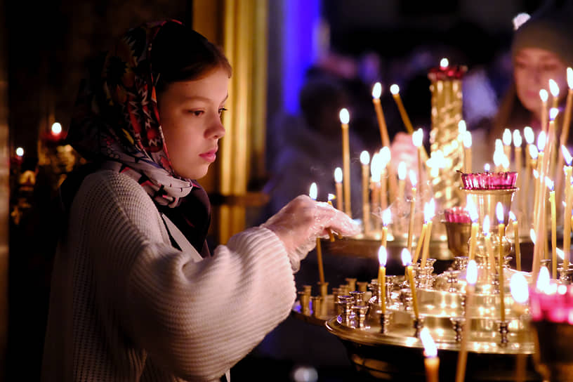 Верующие перед праздничным Пасхальным богослужением в Казанском соборе