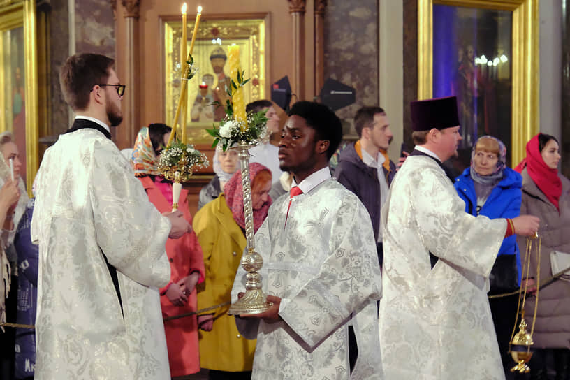 Праздничное Пасхальное богослужение в Казанском соборе