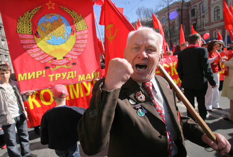 Май 2009 г. Сторонник КПРФ во время первомайского шествия на Невском проспекте