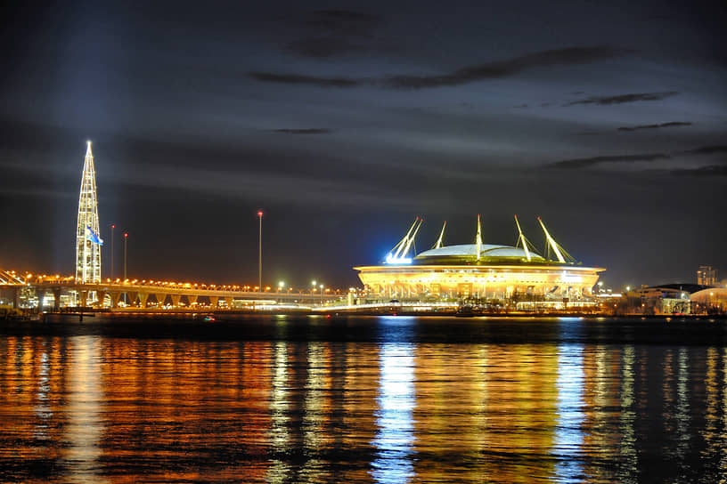 Башня «Лахта центр» и стадион «Газпром Арена» в цвете золота в честь победы ФК «Зенит» в Российской Премьер-Лиге