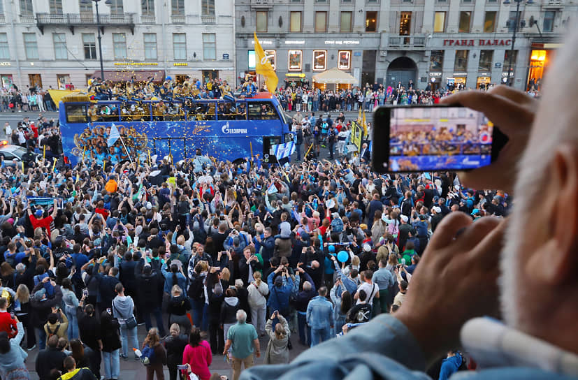 Празднование ФК «Зенит» в центре Санкт-Петербурга победы в чемпионате Российской Премьер-Лиги. Чемпионский автобус с игроками ФК «Зенит» на Невском проспекте