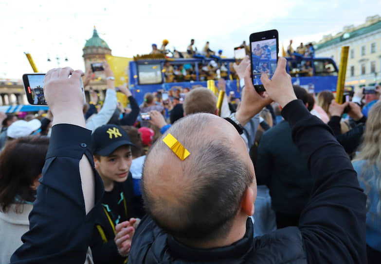 Празднование ФК «Зенит» в центре Санкт-Петербурга победы в чемпионате Российской Премьер-Лиги. Чемпионский автобус с игроками ФК «Зенит» на Невском проспекте