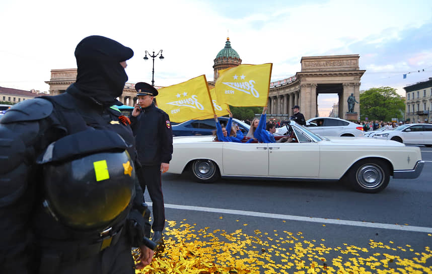 Празднование ФК «Зенит» в центре Санкт-Петербурга победы в чемпионате Российской Премьер-Лиги. Болельщики на Невском проспекте