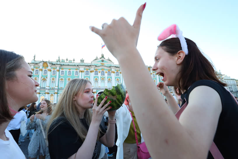 Выпускники на Дворцовой площади во время концерта
