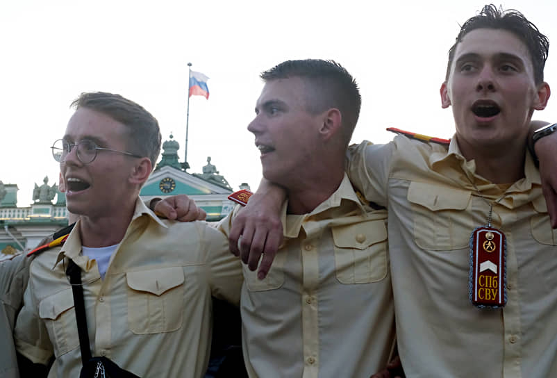 Выпускники Санкт-Петербургского Суворовского военного училища на Дворцовой площади во время концерта