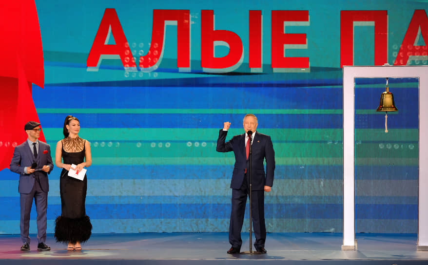 Ведущие концерта Дмитрий Хрусталев, Ида Галич и губернатор Санкт-Петербурга Александр Беглов во время праздника