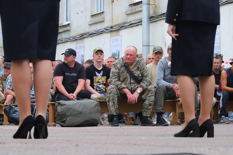 Добровольцы поступившие на военную службу по контракту во время концерта оркестра штаба Западного военного округа