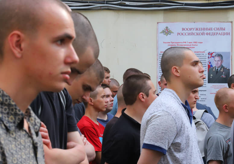 Призывники на срочную службу в ВС РФ во время концерта оркестра штаба Западного военного округа