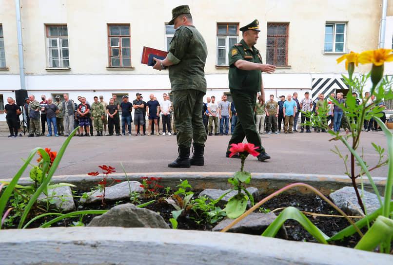 Церемония отправки добровольцев, поступивших на военную службу  в ВС РФ по контракту, к местам несения службы