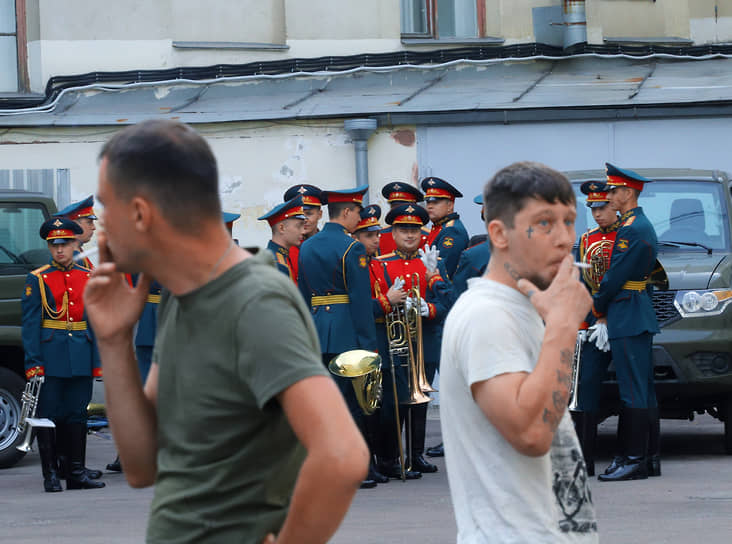 Добровольцы поступившие на военную службу в ВС РФ по контракту после концерта оркестра штаба Западного военного округа