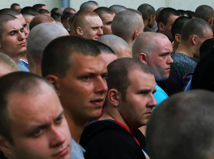 Призывники на срочную службу в ВС РФ после концерта оркестра штаба Западного военного округа
