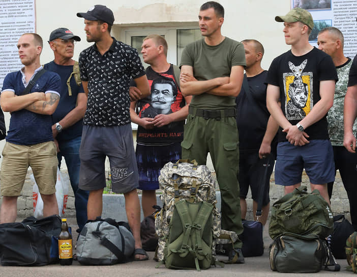 Церемония отправки добровольцев, поступивших на военную службу  в ВС РФ по контракту, к местам несения службы