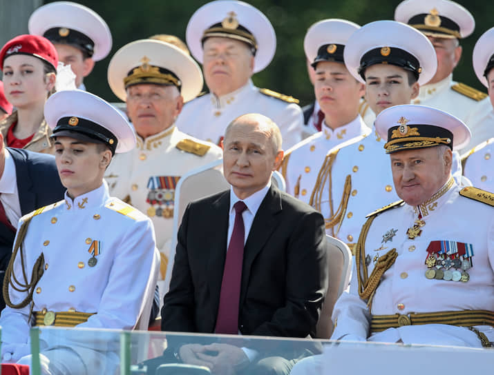 Президент России, верховный главнокомандующий Владимир Путин (в центре) и главнокомандующий ВМФ России адмирал Николай Евменов (справа) на Сенатской площади во время парада