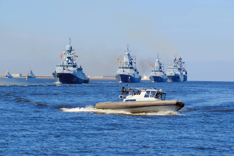 Военные корабли во время парада в акватории Финского залива