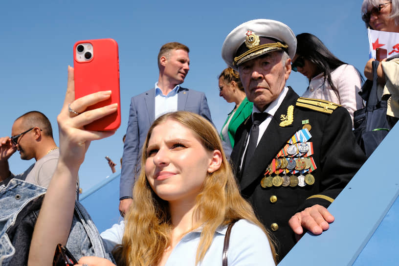 Главный военно-морской парад в честь Дня Военно-морского флота (ВМФ) России в Кронштадте. Зрители во время парада