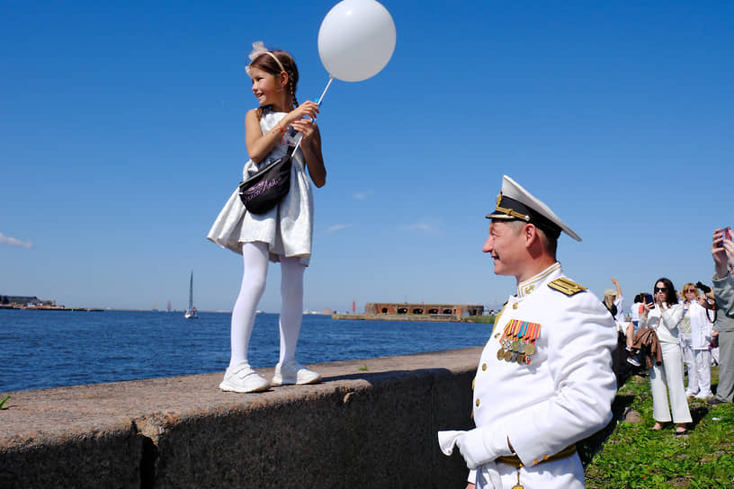 Главный военно-морской парад в честь Дня Военно-морского флота (ВМФ) России в Кронштадте. Зрители после парада