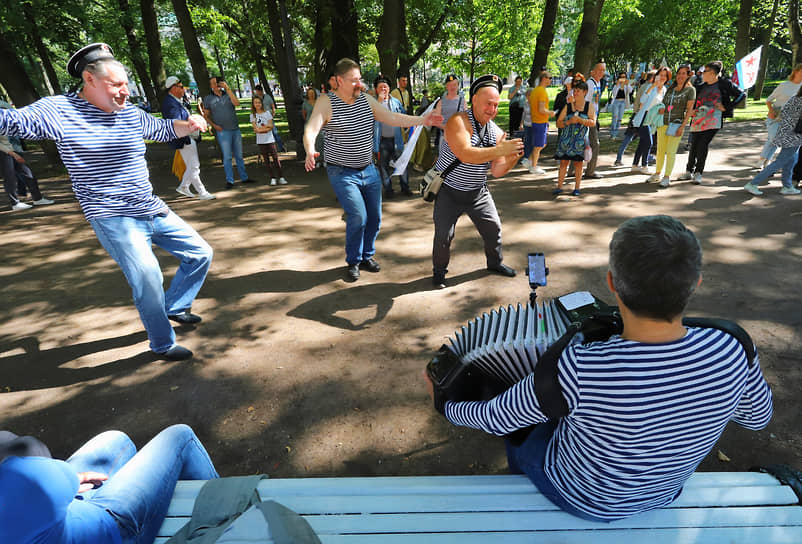 Ветераны ВМФ танцуют в парке под гармошку