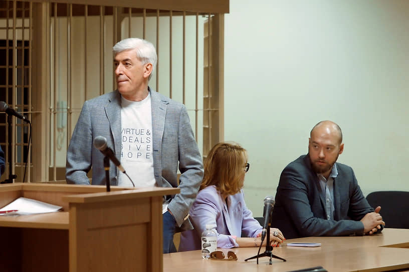 Бывший глава ОАО &quot;Компания Усть-Луга&quot; Валерий Израйлит (слева) перед оглашением приговора в Смольнинском районном суде