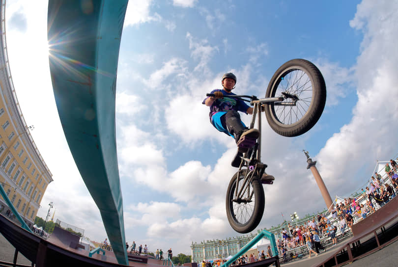 Празднование Дня физкультурника в Санкт-Петербурге. Участники в дисциплине BMX (Bicycle Motocross, &quot;велосипедный мотокросс&quot;) во время выступления на Дворцовой площади