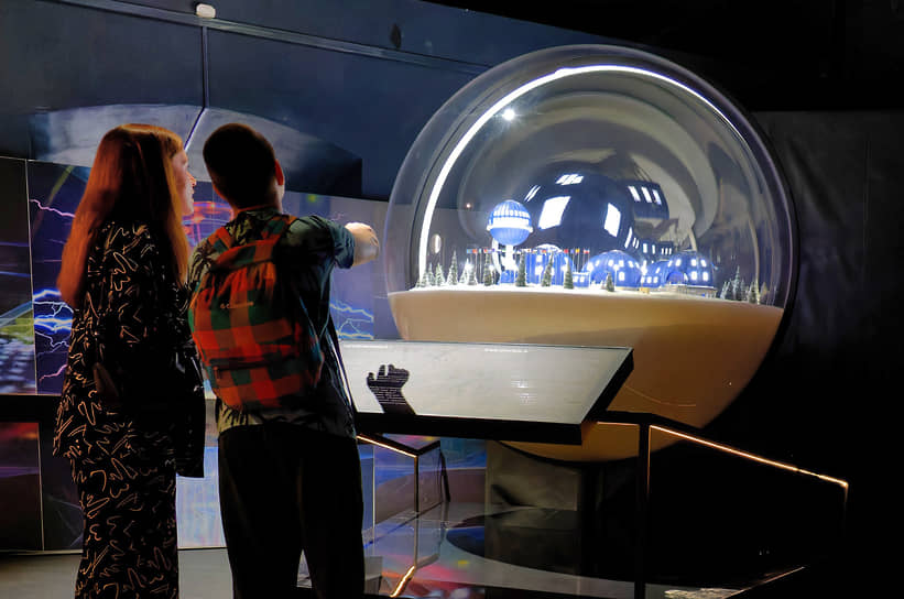 Арктический салон 2023 в Петропавловской крепости. Посетители салона осматривают макет полярной станции &quot;Снежинка&quot;, которая должна была вступить в эксплуатацию в 2022 году
