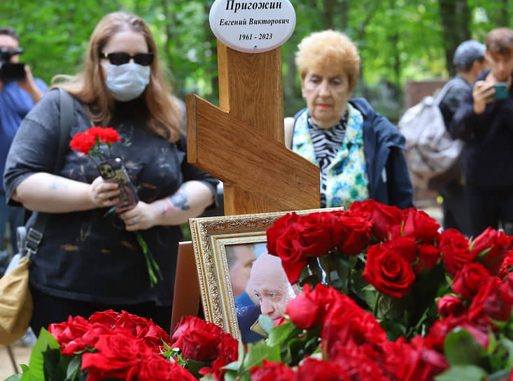 Могила руководителя ЧВК &quot;Вагнер&quot; Евгения Пригожина после тайных похорон на Пороховском кладбище Санкт-Петербурга