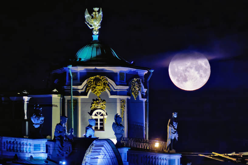 Суперлуние в Санкт-Петербурге. Башня оптического телеграфа на крыше Зимнего дворца на фоне Луны