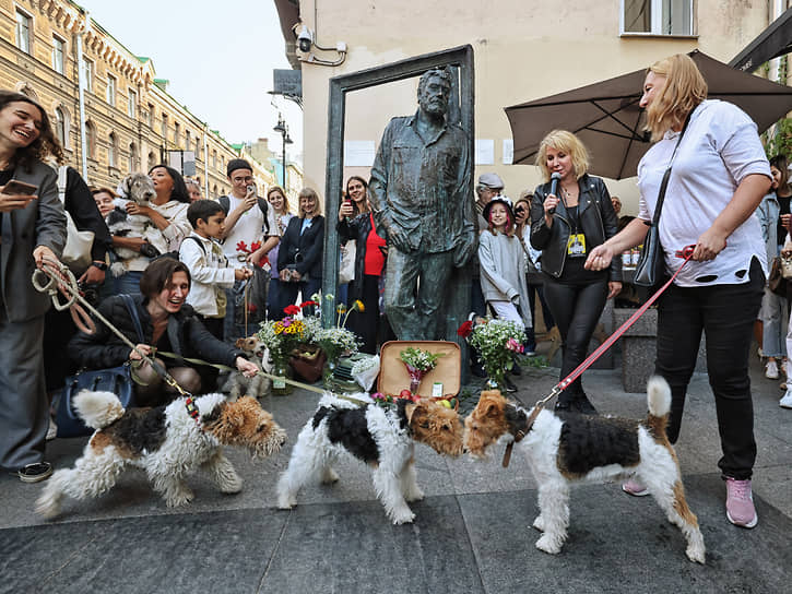 Парад собак породы фокстерьер в память о собаке Сергея Довлатова Глафире