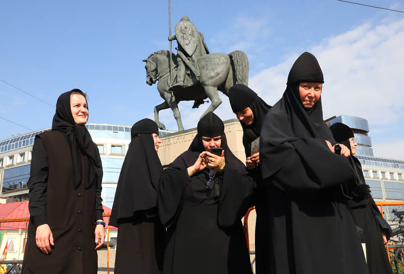 Монахини на площади Александра Невского