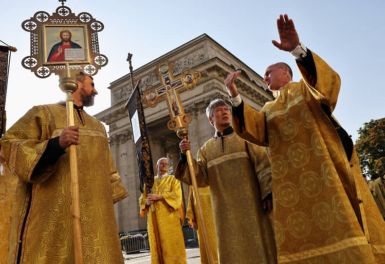 Священники перед началом крестного хода у Казанского собора