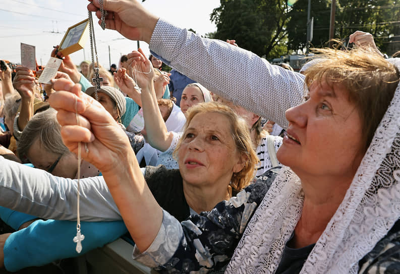  Верующие после крестного хода на площади Александра Невского
