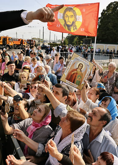 Верующие после крестного хода на площади Александра Невского