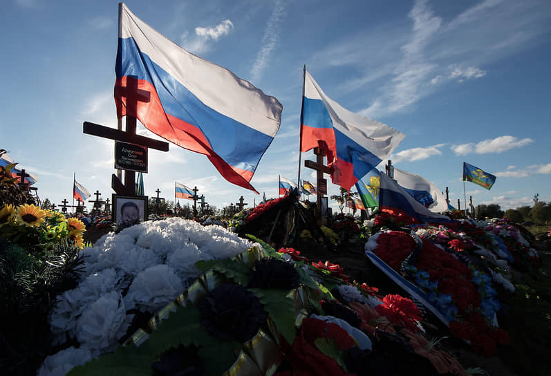 Могилы погибших в ходе специальной военной операции (СВО) на Украине, на воинском участке Южного кладбища Санкт-Петербурга