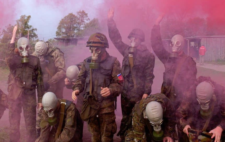 Участники военно-патриотического фестиваля молодежи «Красносельские маневры» в танковом парке «Стальной десант» на этапе «Радиационная, химическая, и бактериологическая защита»