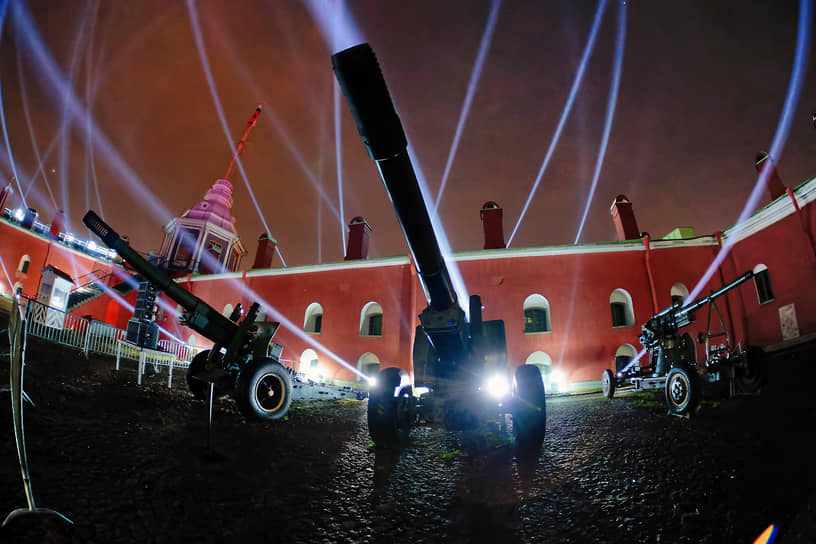 Фестиваль «Чудо света 2023» у Петропавловской крепости в честь Дня народного единства