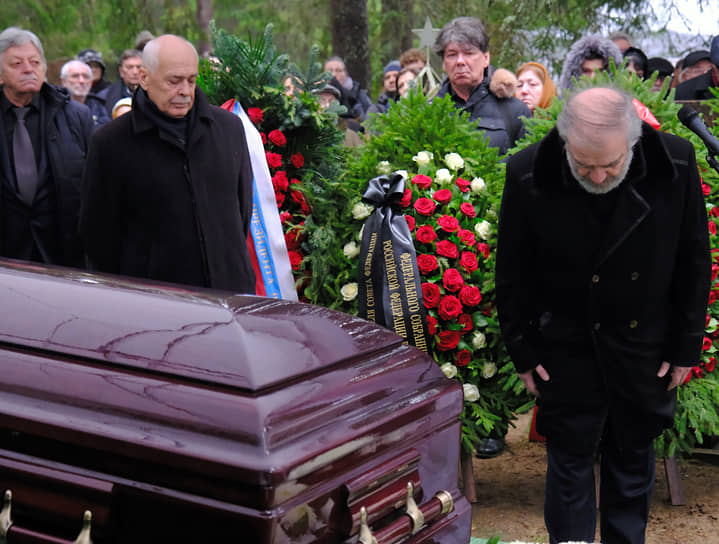 Художественный руководитель Мариинского театра Валерий Гергиев (справа) во время похорон
