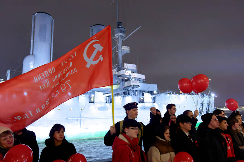 Сторонники КПРФ на акции возле крейсера «Аврора» в день 106-й годовщины Октябрьской революции