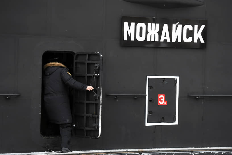 Церемония поднятия Военно-морского флага России на большой дизель-электрической подводной лодке «Можайск» 636 проекта на производстве АО «Адмиралтейские верфи»