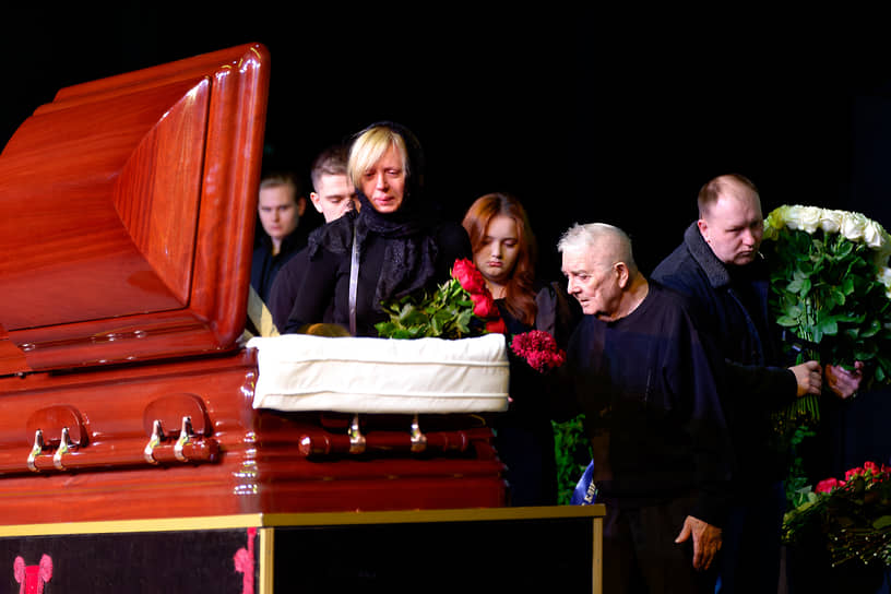 Жена Андрея Константинова, актриса Наталья Круглова (третья слева), дочь Елизавета (четвертая слева), отец Дмитрий Баконин (второй справа) во время церемонии прощания