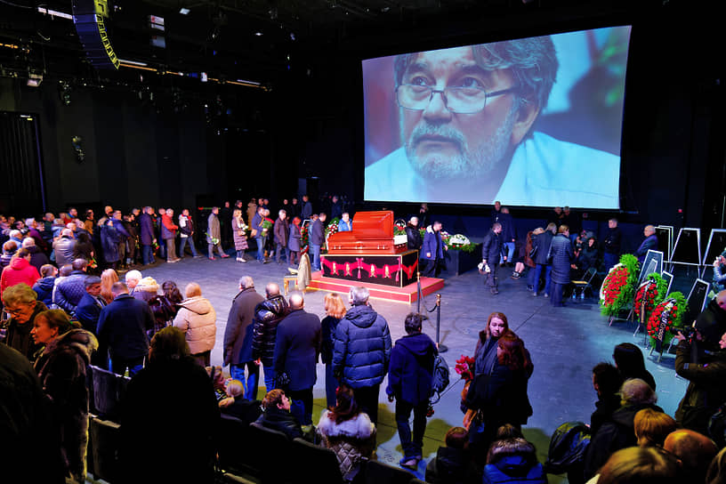 Церемония прощания с писателем, журналистом и сценаристом Андреем Константиновым на новой сцене Александринского театра