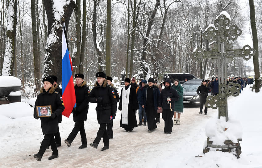 Траурное шествие к месту захоронения писателя, журналиста и сценариста Андрея Константинова на Смоленском кладбище