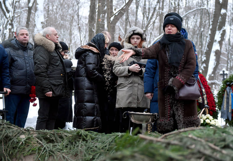 Похороны писателя, журналиста и сценариста Андрея Константинова на Смоленском кладбище