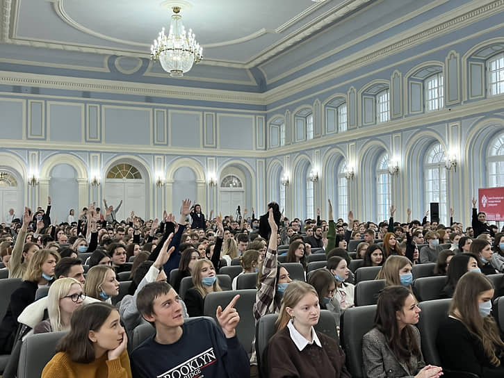 Студенты во время встречи с Екатериной Мизулиной