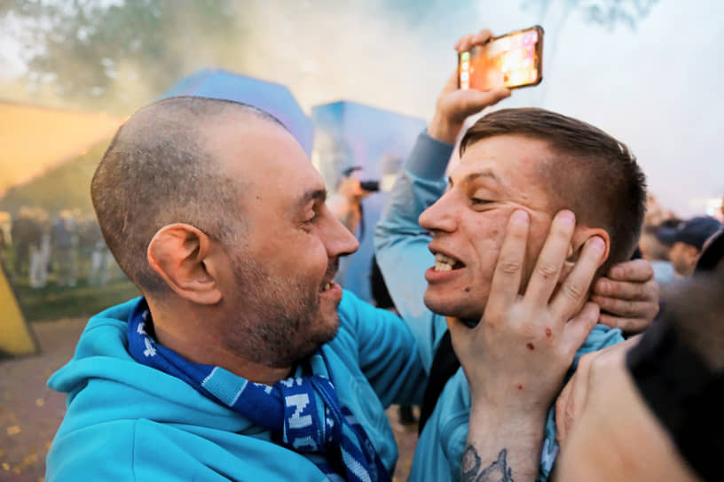 Болельщики ФК «Зенит» во время празднования победы команды в чемпионате РПЛ