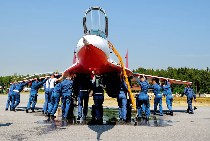 Техническое обслуживание самолетов МиГ-29 пилотажной группы &quot;Стрижи&quot;  после показательных выступлений на &quot;МВМС-2023&quot;