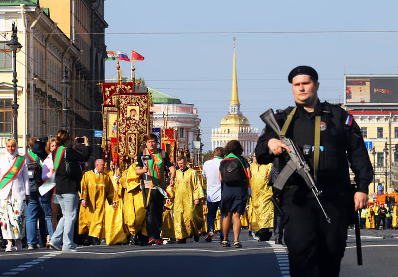 Крестный ход в честь Праздника перенесения мощей благоверного князя Александра Невского